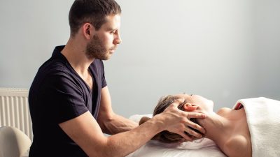 心理咨询师在明亮诊室内与来访者进行认知行为治疗，探讨哥布林重度依赖的认知重构方法，温暖专业氛围